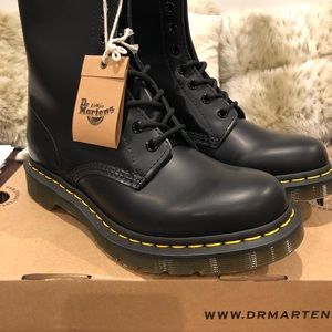 BWT! Dr. Martens Boots Sz 9